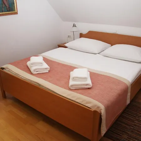 Nočitev z zajtrkom Pod Skalo