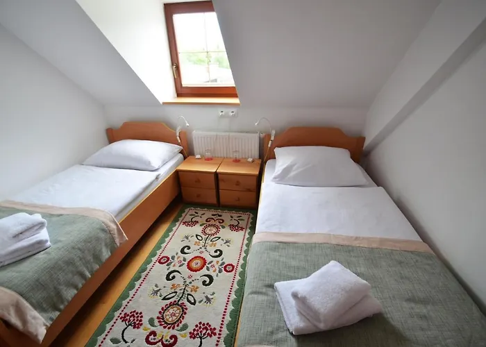 Pod Skalo krevet i doručak 3*