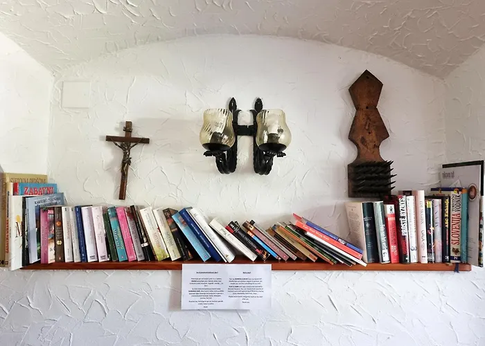 Pod Skalo krevet i doručak 3*